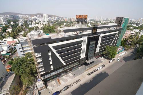 SEASONS BUSINESS SQUARE